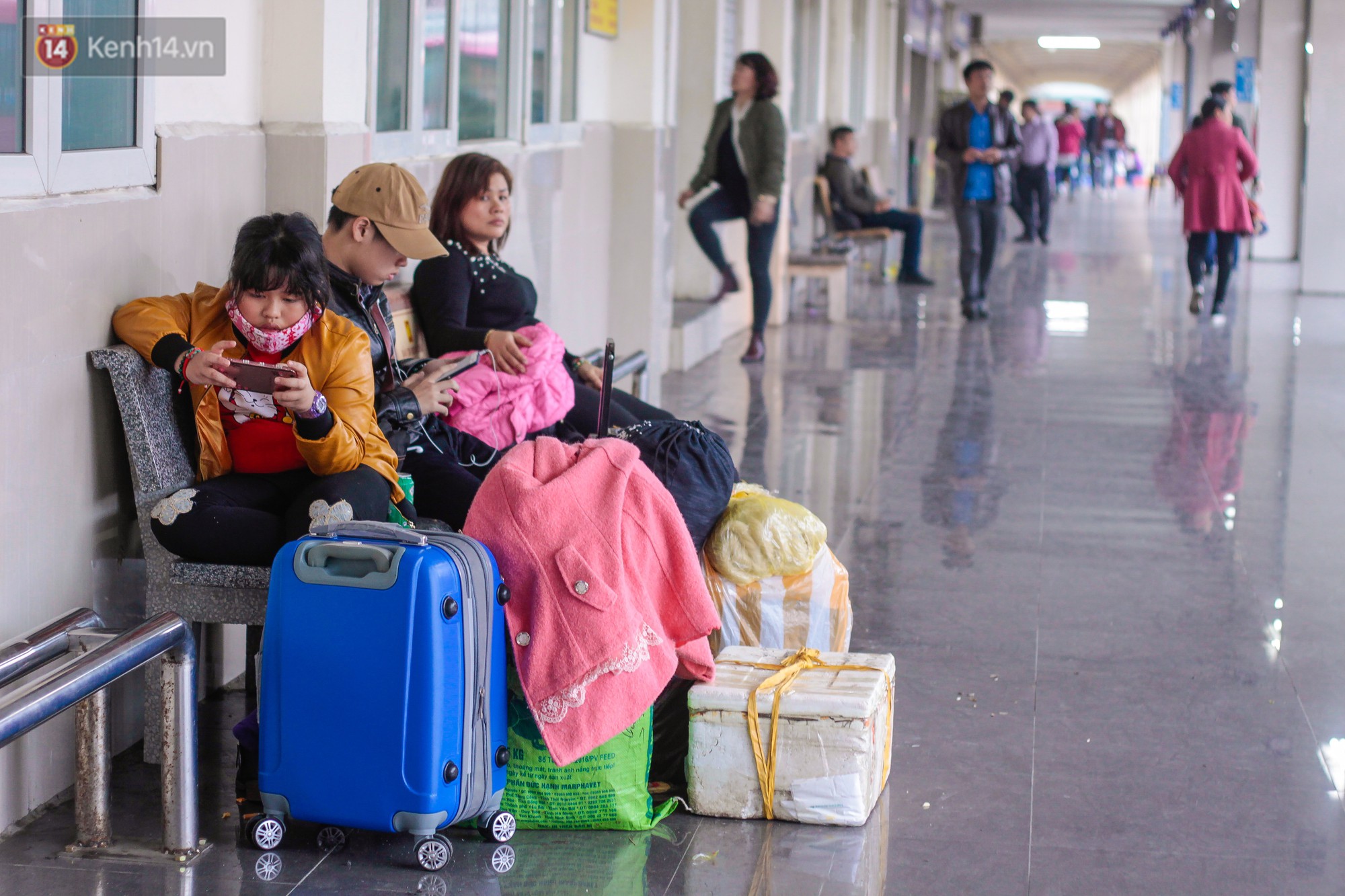 Chùm ảnh: Người dân lỉnh kỉnh đồ đạc tranh thủ quay lại Thủ đô sớm để nghỉ ngơi trước khi quay lại với guồng quay công việc